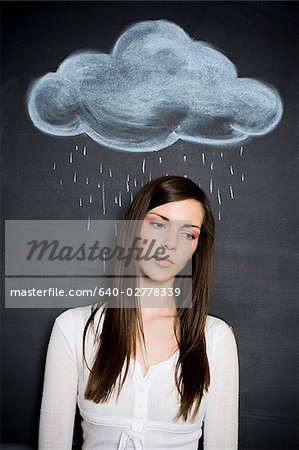 jeune femme contre un tableau noir