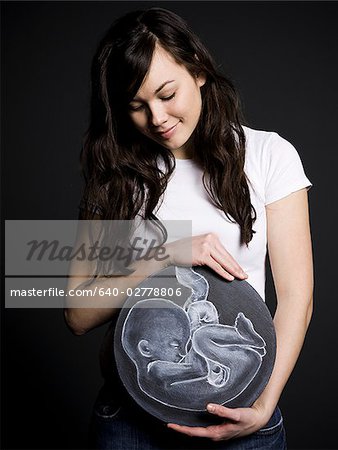Femme avec un dessin d'un bébé