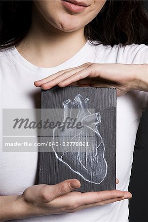Femme avec un dessin d'un cœur