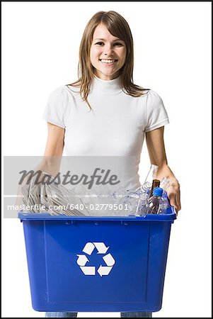 femme avec un bac de recyclage