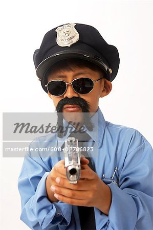 Garçon habillé comme agent de Police