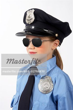 Jeune fille habillée en agent de Police