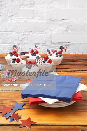 Petits gâteaux avec des drapeaux américains sur Table