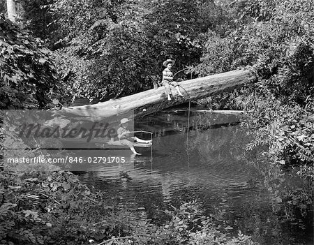 ANNÉES 1940 DES ANNÉES 1950 DEUX GARÇONS PORTANT DES CHAPEAUX DE PÊCHE DANS UN FLUX