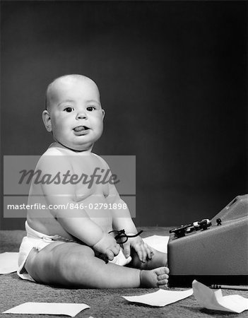 Annees 1950 Bebe En Couche Qui Sort La Langue Holding Lunettes Assis Devant La Machine A Ajouter Photographie De Stock Masterfile Rights Managed Artiste Classicstock Code 846