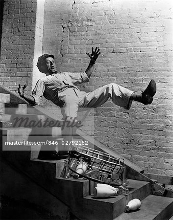 1940ER JAHRE MILCHMANN RUNTERZUFALLEN TREPPEN DROPPING MILCHFLASCHEN