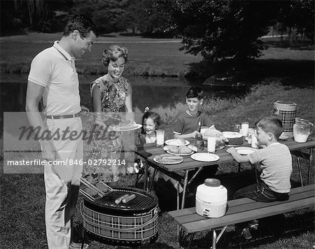 1950s FAMILY PICNIC BAR-B-CUE MOM DAD CHILDREN