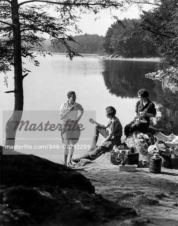 ANNÉES 1920 ANNÉES 1930 3 PERSONNES, AIRES DE PIQUE-NIQUE DU LAC HOMME JODHPURS PORT PERMANENT DEUX FEMMES ASSISES BERKSHIRES MA ONATA LAKE