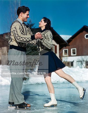 ANNÉES 50 ANNÉES 1940 SOURIANT COUPLE ICE SKATING