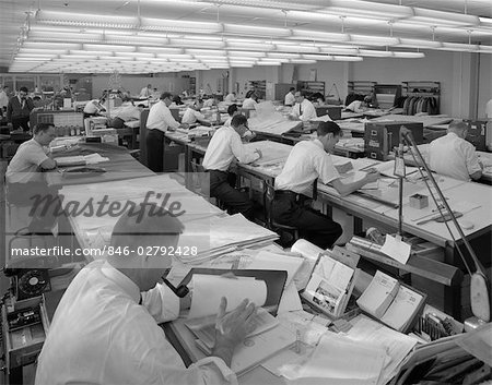 ANNÉES 1960 MEN IN ENGINEERING OFFICE AUX TABLES DE DESSIN