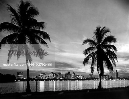 SKYLINE EN FLORIDE MIAMI DES ANNÉES 1950 DANS LA NUIT DE KEY BISCAYNE