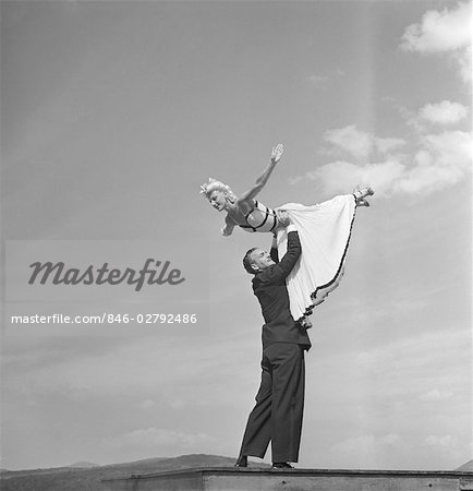 ANNÉES 1940 BALLROOM DANCING COUPLE HOMME FEMME LEVAGE DANS L'AIR