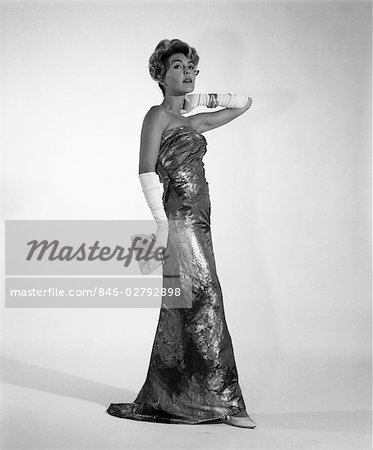 1960ER JAHRE VOLLER LÄNGE STUDIO PORTRAIT FRAU ELEGANTE LANGE GOLD LAHM ABENDKLEID TRÄGERLOS LANGE WEIßE HANDSCHUHE GLAMOUR