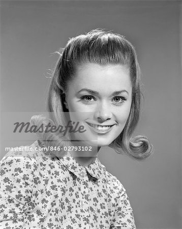 ANNÉES 1960 PORTRAIT SOURIANT FEMME PORTANT PRINT BLOUSE AVEC FLIP COIFFURE