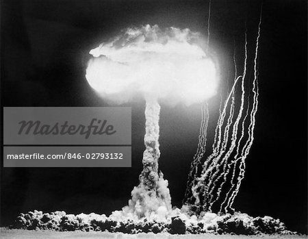 TEST ATOMIQUE DES ANNÉES 1950, MONTRANT LE NUAGE BLAST ET CHAMPIGNONS SUR LE TERRAIN RÉVÈLE DE NEVADA TEST ATOMIQUE DES ANNÉES 1950, MONTRANT LE NUAGE BLAST ET CHAMPIGNONS SUR LE TERRAIN RÉVÈLE DE NEVADA