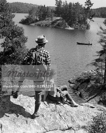 ANNÉES 1930 RANDONNÉE COUPLE ENSEMBLE À LA RECHERCHE AT CANOE LAKE DE LA FORÊT (ONTARIO) CANADA