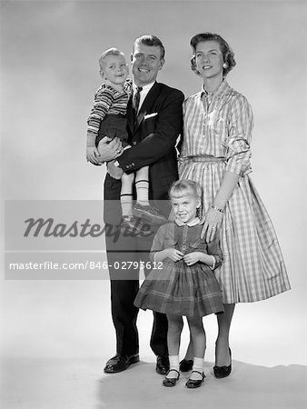 1950s FULL LENGTH PORTRAIT OF FAMILY