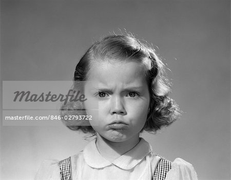 ANNÉES 1950 PORTRAIT TRISTE FILLE DE GRAVES DÉCISIONS GRINCHEUX EN COLÈRE MOUE EXPRESSION FACIALE