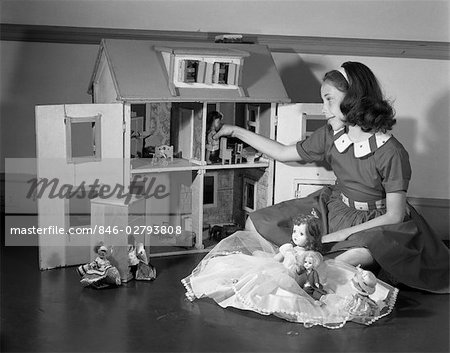DES ANNÉES 1950 FILLE JOUANT AVEC DES JOUETS DE POUPÉES & DE MAISON DE POUPÉE DES ANNÉES 1950 FILLE JOUANT AVEC DES JOUETS DE POUPÉES & DE MAISON DE POUPÉE