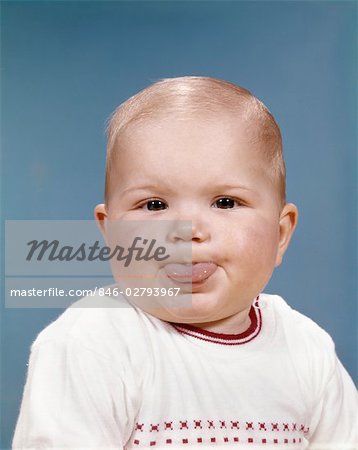 Portrait Des Annees 1960 De Joli Blond Bebe Joufflu Coller Out Langue Photographie De Stock Masterfile Rights Managed Artiste Classicstock Code 846