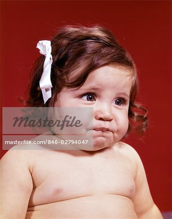 Portrait Des Annees 1960 De Graisse Dodus Bebe Fille Potelee Avec Pink Bow En Arriere Plan De Cheveux Rouge Photographie De Stock Masterfile Rights Managed Artiste Classicstock Code 846