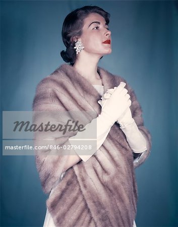 1950s HIGH FASHION ELEGANT WOMAN IN FUR STOLE KID GLOVES AND DIAMOND EARRINGS