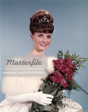 1960s YOUNG WOMAN WEARING CROWN WHITE FUR STOLE GLOVES HOLDING BOUQUET OF RED ROSES