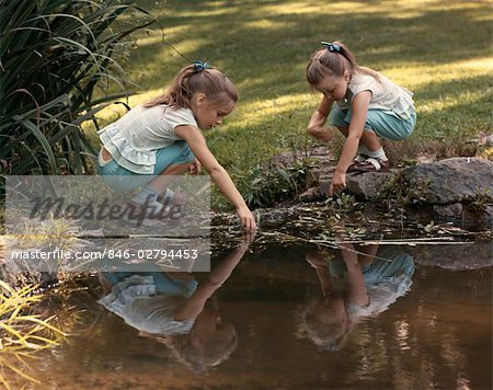 1960s 1970s RETRO TWIN GIRL PLAYING IN SANDALS