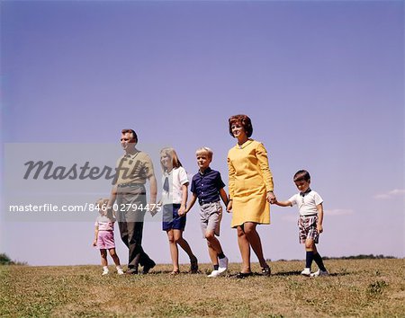 1960ER JAHRE VORWÄRTS FAMILIE VATER MUTTER TOCHTER 3 SÖHNE GEHEN ZUSAMMEN HAND HÄLT NOSTALGIE RETRO VINTAGE EINHEIT