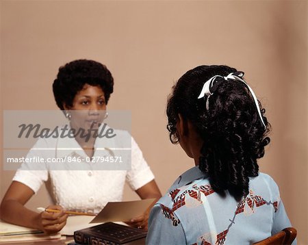 ANNÉES 70 ADULTES AFRO-AMÉRICAINE INTERVIEWER TEENAGE GIRL