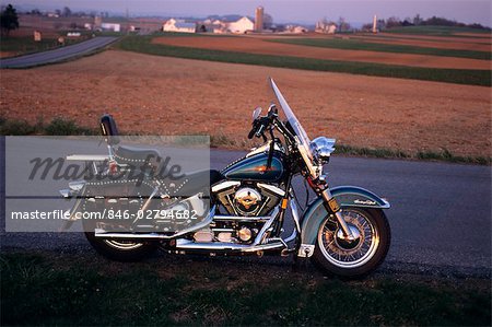 1994 HARLEY DAVIDSON MOTO IN SUNSET LÉGER EN MILIEU RURAL