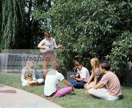 1960s 1970s GROUP 6 TEENAGERS OUTDOORS BOYS GIRLS PLAYING GUITARS BONGO DRUMS
