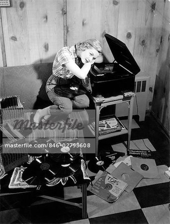 1950s TEEN GIRL LISTENING TO MUSIC ON PHONOGRAPH SIT ON COUCH LEAN ON RECORD PLAYER DREAMING RECORDS 78s