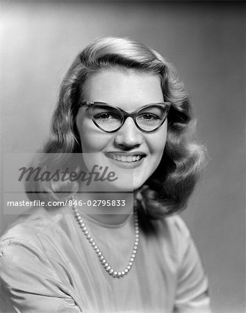 ANN ES 1950 PORTRAIT DE JEUNE FEMME PORTANT POINT LUNETTES DE VUE