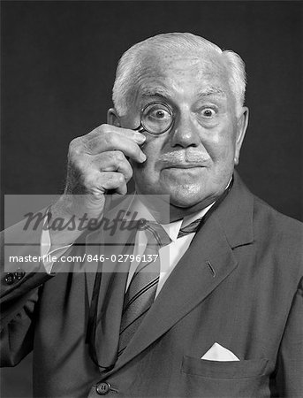 ANNÉES 1950 PERSONNAGE PORTRAIT VIEILLARD CRAVATE OFFICIELLE VESTE HOLDING MONOCLE SURPRIS DRÔLE EXPRESSION FACIALE