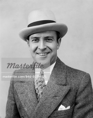 1930s HEAD & SHOULDER PORTRAIT OF SMILING MAN IN HERRINGBONE SUIT PAISLEY TIE & WHITE HAT