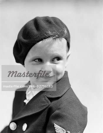 ANNÉES 1930 STUDIO PORTRAIT DE JEUNE GARÇON REGARDE LE CÔTÉ PORTANT UN BÉRET ET UNE VESTE DOUBLE BREASTED