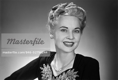 1940er Jahre Portrait Middle Aged Woman Gehobene Elegante Graue Haare Perlenkette Lachelnd Hubsche Mode Beauty Stockbilder Masterfile Lizenzpflichtiges Kunstlerverzeichnis Classicstock Bildnummer 846 02796244