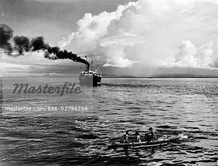 ANNÉES 1930 GROUPE NATIVE EN PIROGUE PRÈS DE INTER ISLAND BATEAU À VAPEUR À VAPEUR AU DÉPART DES ÎLES TRANSPORT