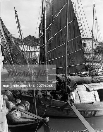 1920s 1930s NATIVE CARRYING BOX WALKING ON PLANK UNLOADING CHINESE CARGO SHIPS INDUSTRY COMMERCE SINGAPORE