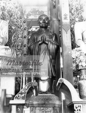 1920s CARVED WOOD EFFIGY STATUE OF THE BUDDHA IN A CHINESE TEMPLE BUDDHIST RELIGION