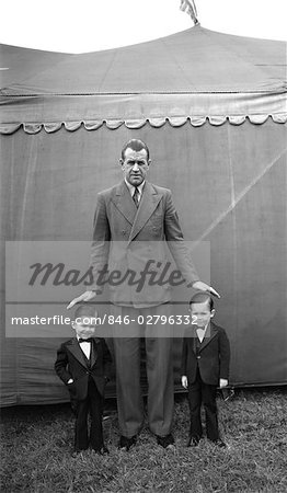 ANNÉES 1930 1939 EXTRÊMES DANBURY FAIR FRÈRES JACK ET DEUX HOMMES PLUS PETITS BILL DANS MONDE DEBOUT À CÔTÉ DU GRAND HOMME