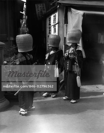 1930s JAPANESE MENDICANT HOLY MEN IN FRONT OF RELIGIOUS TEMPLE WEARING BASKETS OVER HEADS HIDDEN SECRET SOCIETY JAPAN