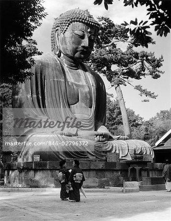 1930s TWO JAPANESE WOMEN IN KIMONO STANDING NEAR DAIBUTSA KAMAKURA BUDDHA JAPAN