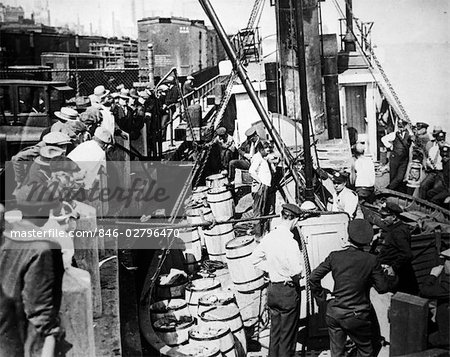 INTERDICTION 8 JUIN 1928 OFFICIERS À BORD DU REMORQUEUR CAPTURÉ GERONIMO DETROIT MI SAISISSENT 500 CAS CHAMPAGNE 1000 DE BIÈRE DES ANNÉES 1920