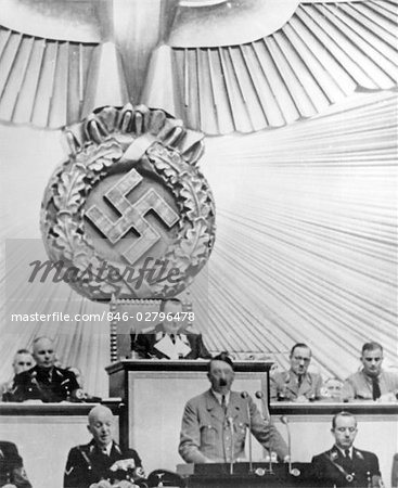 ANNÉES 1930 ADOLPH HITLER PODIUM S'EXPRIMANT SOUS UNE GRANDE CROIX GAMMÉE AU REICHSTAG