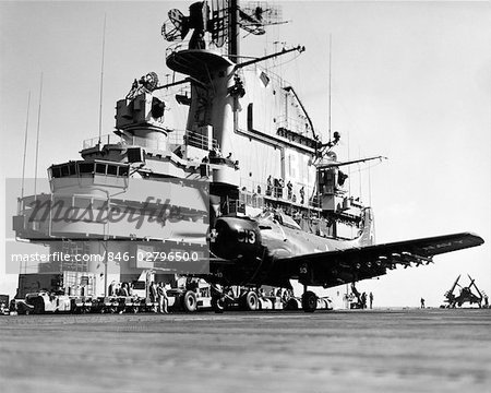 1950ER JAHREN STARTEN ANGRIFF BOMBER FLUGZEUG VOM DECK DER FLUGZEUGTRÄGER WÄHREND KOREANISCHER KRIEG UNS MARINE SCHIFF USS KEARSARGE