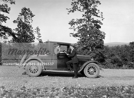 1930s RETRO AUTOMOBILE SALESMAN HIGHWAY PEDESTRIAN IRON COUNTY MO
