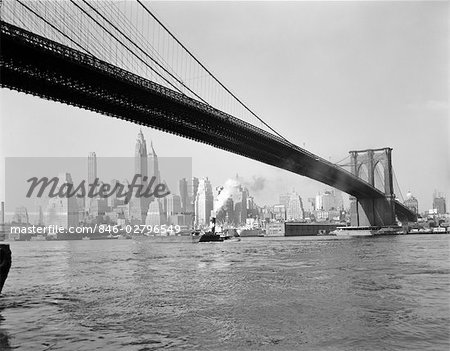 SKYLINE DES ANNÉES 1950 DE LOWER MANHATTAN AVEC BROOKLYN BRIDGE DE BROOKLYN, DANS L'EAST RIVER