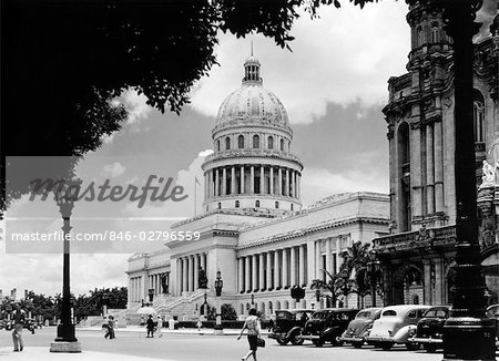 1940s STREET SCENE WITH PEDESTRIANS TREES LAMPS MOTORCARS & SCULPTURES OF THE CAPITAL BUILDING WASHINGTON DC USA